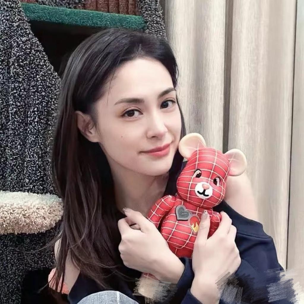 阿娇这个人真是越扒越有意思,原本以为她粉丝多是因为长得漂亮唱歌好,一查才