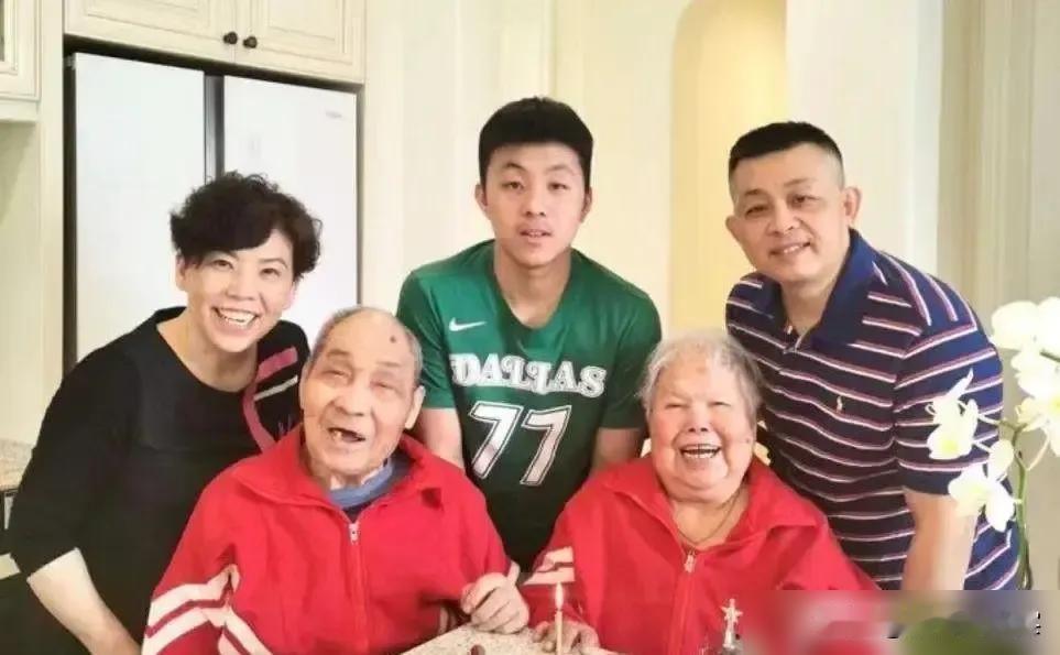终于明白了邓亚萍为何要嫁林志刚？这句话说得很直白，倒是挺有意思。前些天，有人晒