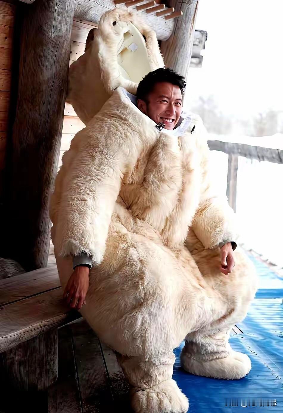 谢霆锋在东北穿上这身衣服，看起来是非常的暖和，这不是真正的北极熊皮，这应该是仿照