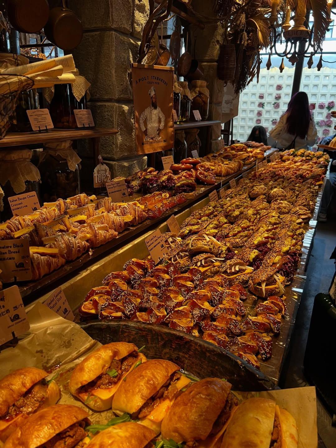 刷到脆上的老外说，她逛了一家上海的烘焙店，于是对中国刮目相看了……