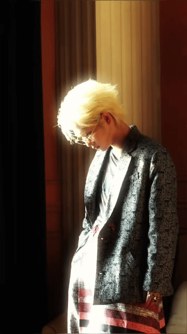 周震南真变成小手办了金发眼镜配古堡，周震南这尊真人BJD直接美到失语矜贵清冷的