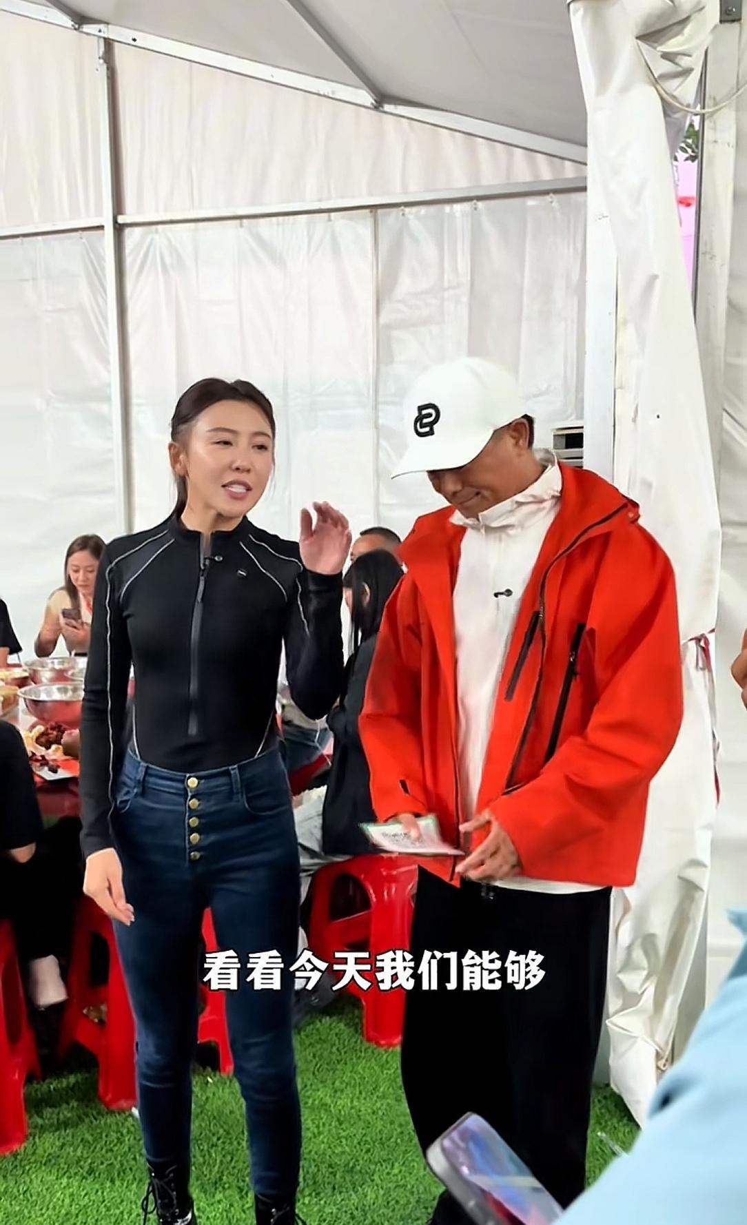 别再笑邓刚拿二维码“化缘”了，这看似江湖气的饭局操作，如今已被抖音和地方政府写进