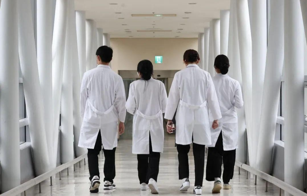 正常的医学博士至少要经历5年本科、3年硕士、3年博士，再加规培2年，辛苦学医13