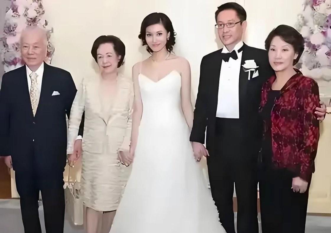 许晋亨的爸爸这辈子只有一个老婆三个孩子，大儿子很有出息但是很早就因病走了，留下了