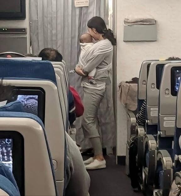 在从首尔飞往旧金山的航班上，一位韩国年轻母亲给每一位旅客分发了装有糖果和耳塞的礼