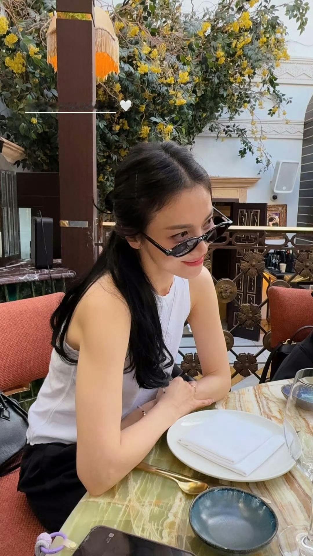 宋慧乔今天的ins有长发的发型[哭哭]好久没见长发的姐，美我一大跳​​​