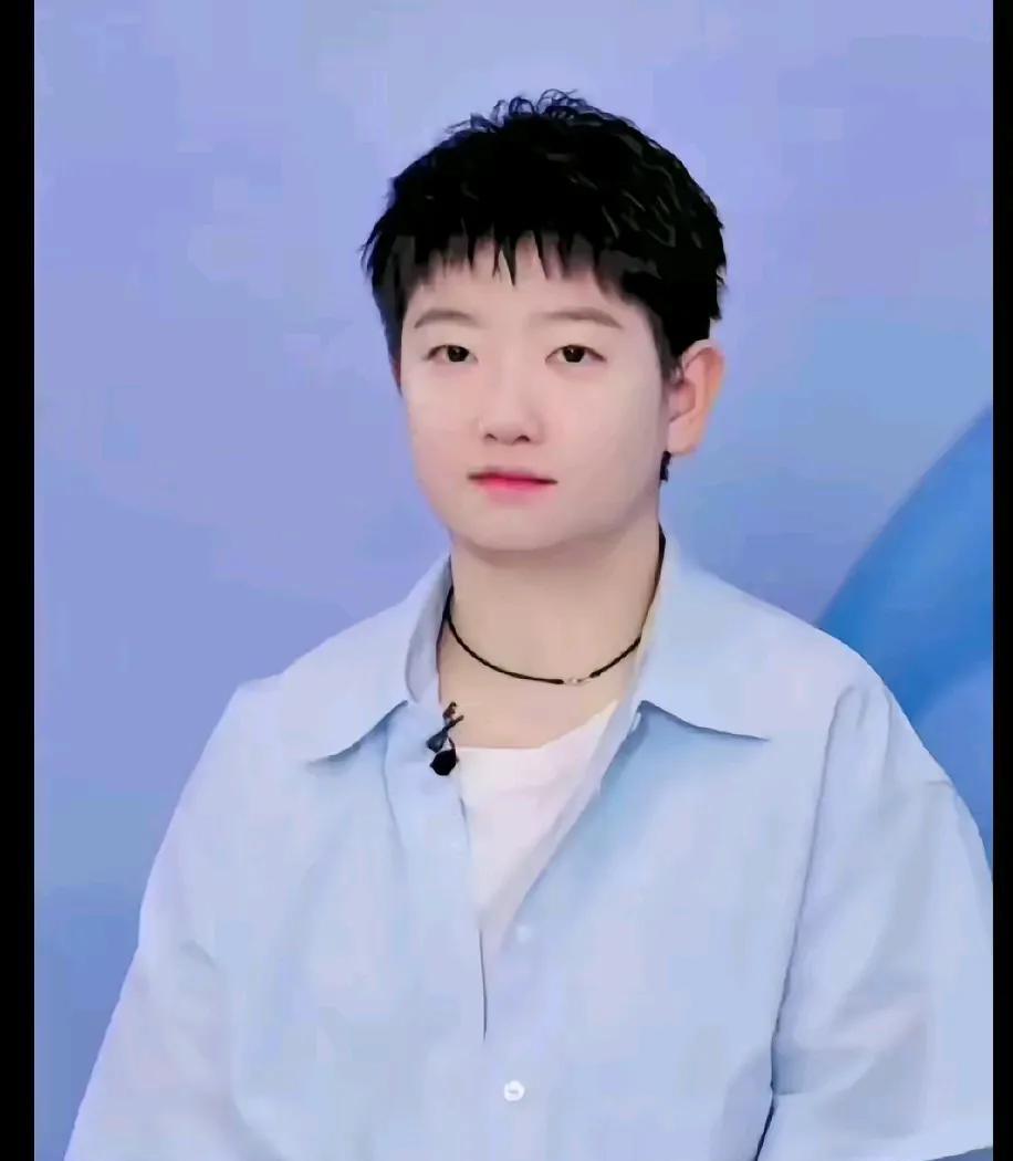 昨天莎莎那场云见面会，她画了淡妆，是真好看！不是那种浓妆艳抹的张扬，就是清清爽爽