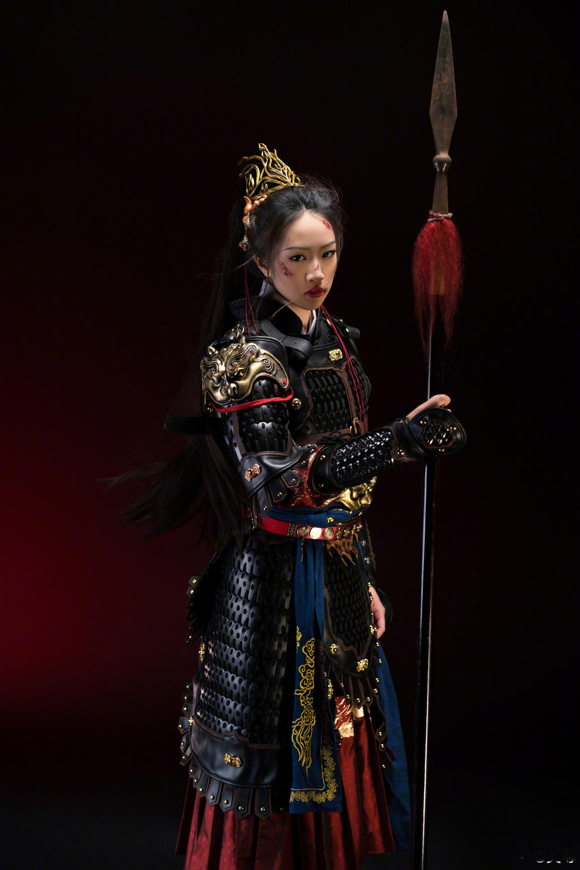 吴尊晒NeiNei穿婚服NeiNei在本次拍摄中一人分饰两角，不仅展现了婚服的端