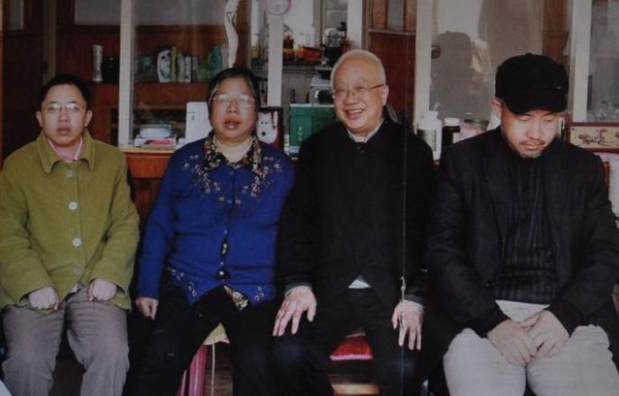 他算过核爆的当量，却算不清家里药盒的编号；在戈壁滩上守了26年秘密，回家后连碗