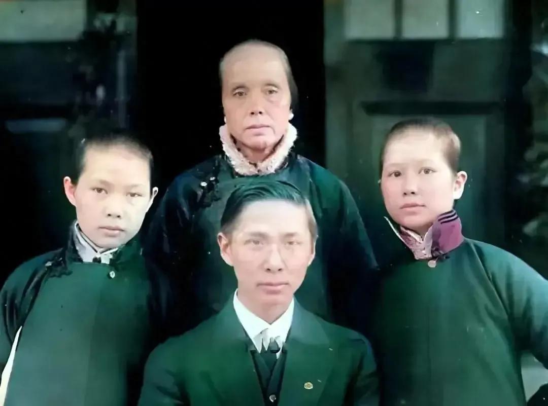 1910年，中山先生原配和儿子孙科，女儿孙娫，孙婉，一张罕见合影，照片中，我们看