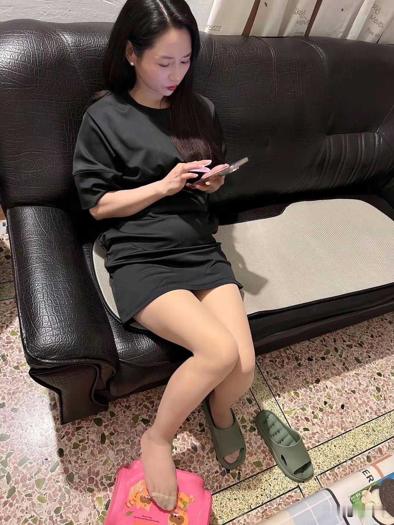 分享一下你随手拍下的照片累了一天回到家坐坐刷刷手机