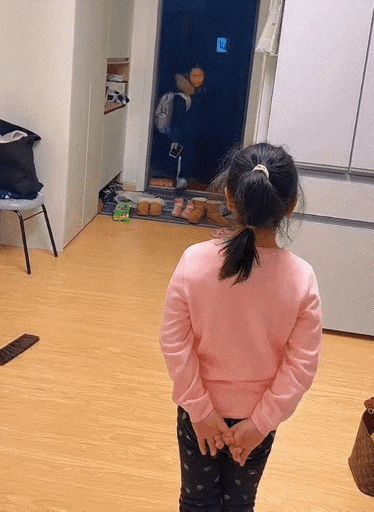 泪目了！山东威海，一对姐妹因为父母离婚半年多没见面，这天姐姐放学回家，见到许久未