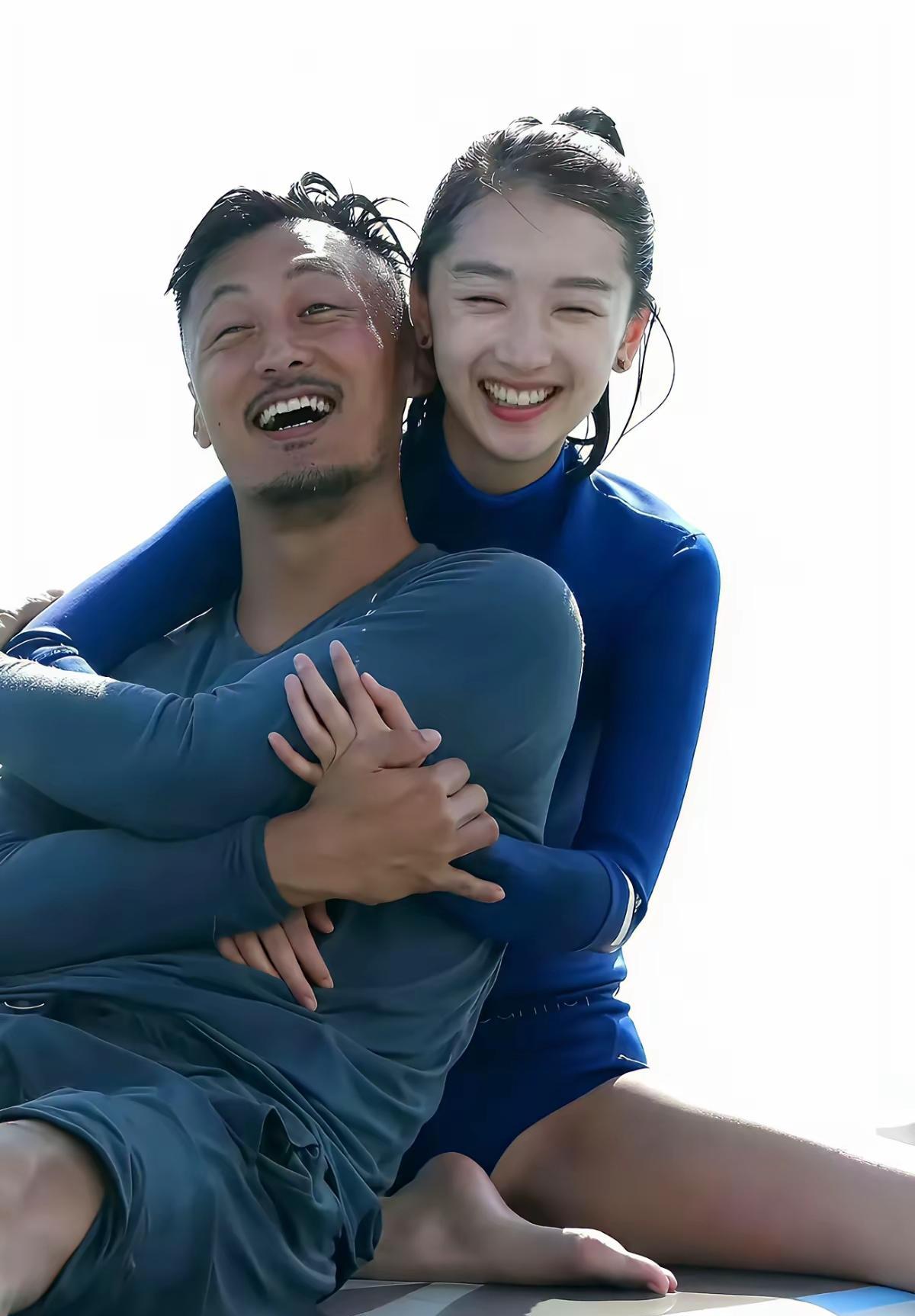 她拍吻戏前猛灌半瓶红酒，导演喊卡后蹲在墙角吐了。那是《喜欢你》片场，周冬雨把金