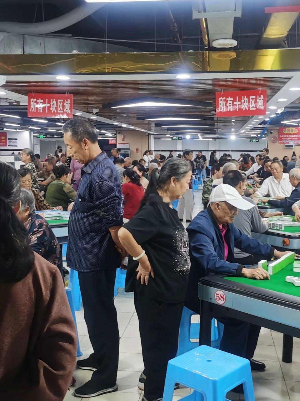 一半由超市改成麻将馆一百零几槕，座无虚席，大家没想到吧​​​