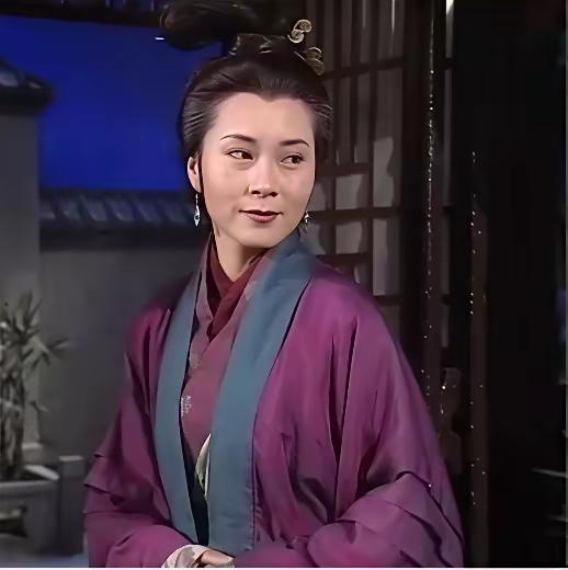 小黄蓉本来就是诡计多端，自私自利，心狠手辣毫无家国大义，但嫁了郭靖这么个厚道大侠