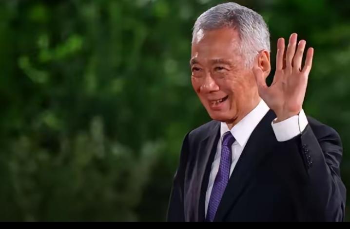 李显龙直接挥刀斩断了同宗同祖的血脉羁绊。他当着全场的面把中国人的感情牌扔在地上，