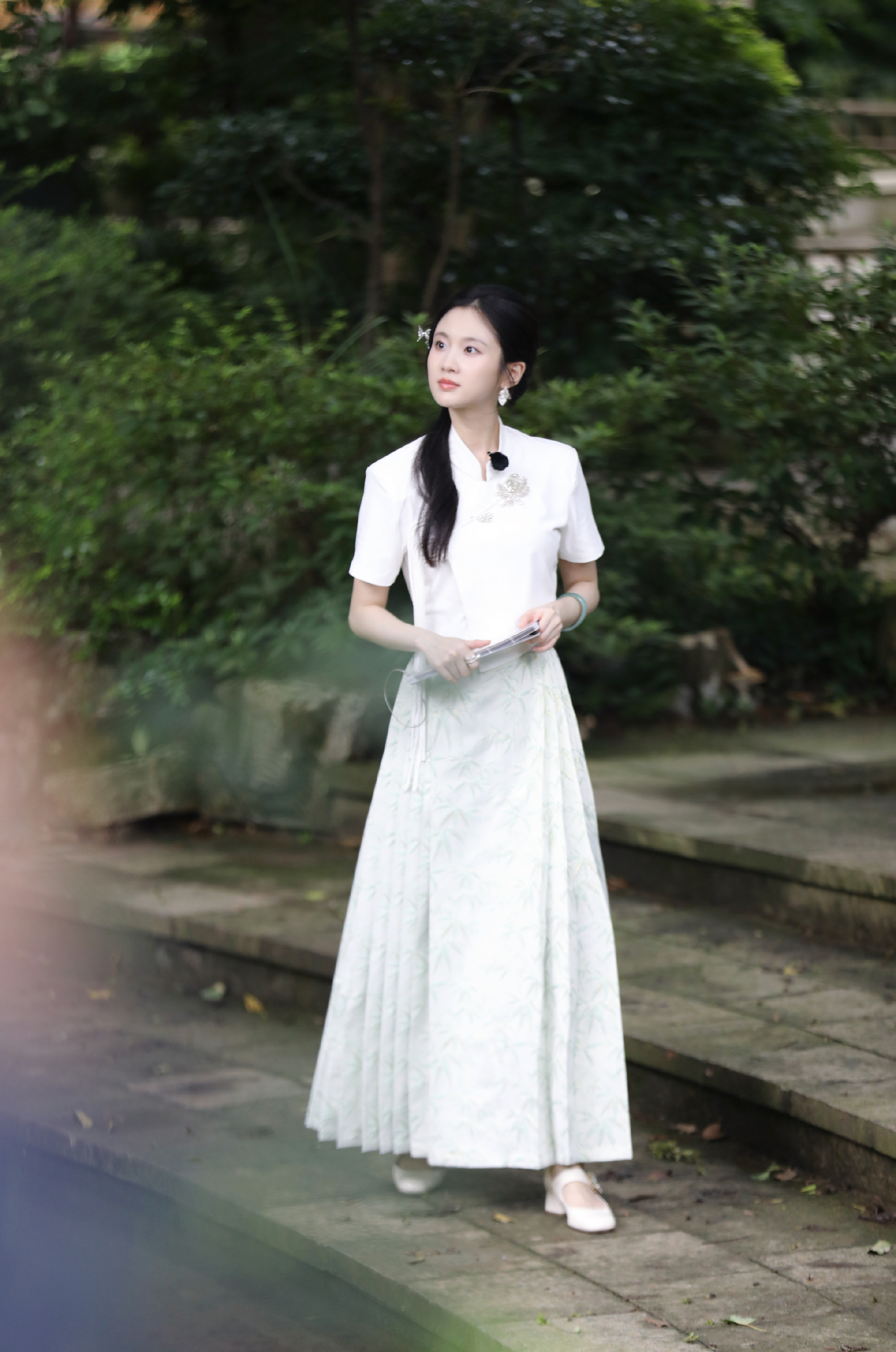 张慧雯江南美人，浅浅绿意淡淡成妆，轻轻执扇不掩笑颜​​​