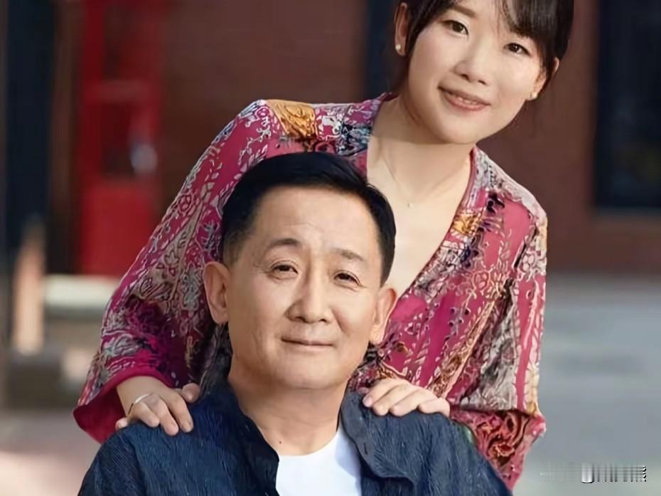 这个就是梁天的女儿，叫梁小凉今年41岁，她本科毕业于中国传媒大学，2012年又毕