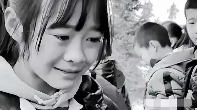 宁夏的秋夜寒气刺骨，23点28分，夜市人潮褪尽。胡雷用缠着厚布的膝盖抵住地面，