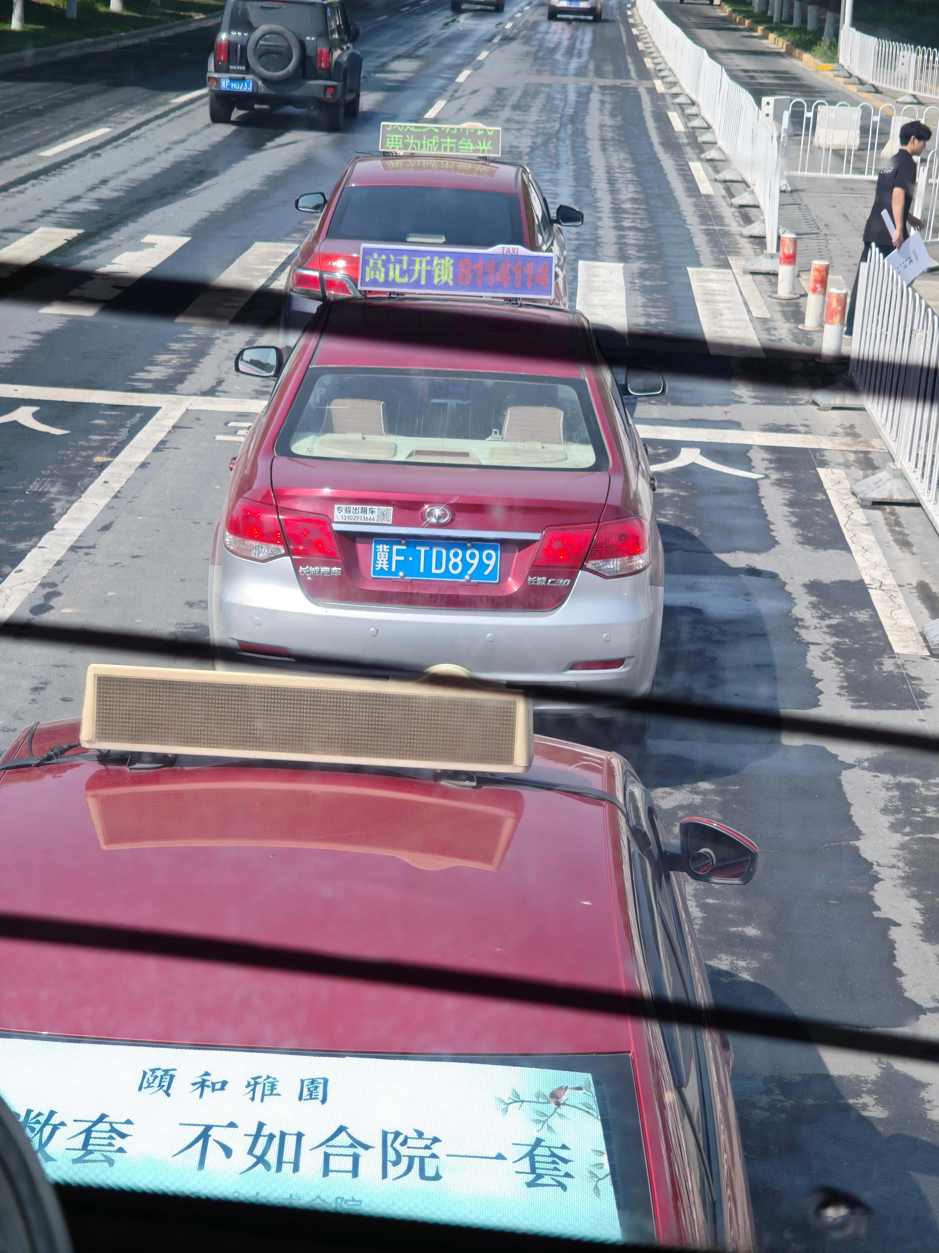 保定这出租车真牛逼直接在行车道等乘客​​​