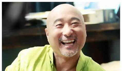 1973年，“黄世仁”陈强提着两瓶好酒，来到“喜儿”田华家，求田华，“田华啊，你