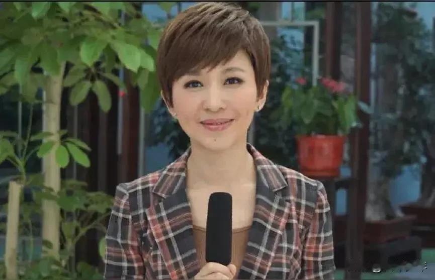 欧阳夏丹关注我:思来想去应该是她手滑误点了——昨天，前央视著名主持人欧阳夏