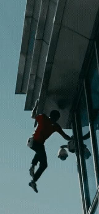 亚历克斯徒手攀爬101大楼的画面，让人的心始终在悬着，我总有一种担心，万一大楼的