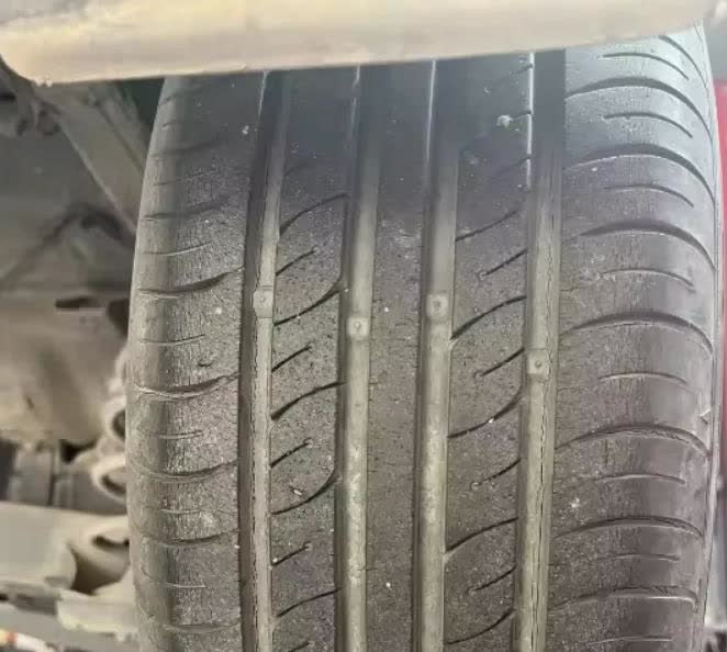 家人们谁懂啊！轮胎跑了不到4万公里，这状态到底要不要换？虽说不跑高速，可看着这磨