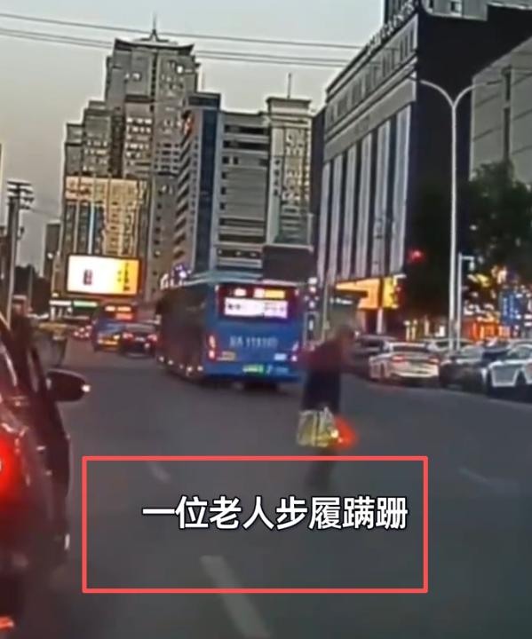 老人摔倒了，你敢扶吗！99%的人肯定的回答：不会。网友们说的好，冷漠可以解决9