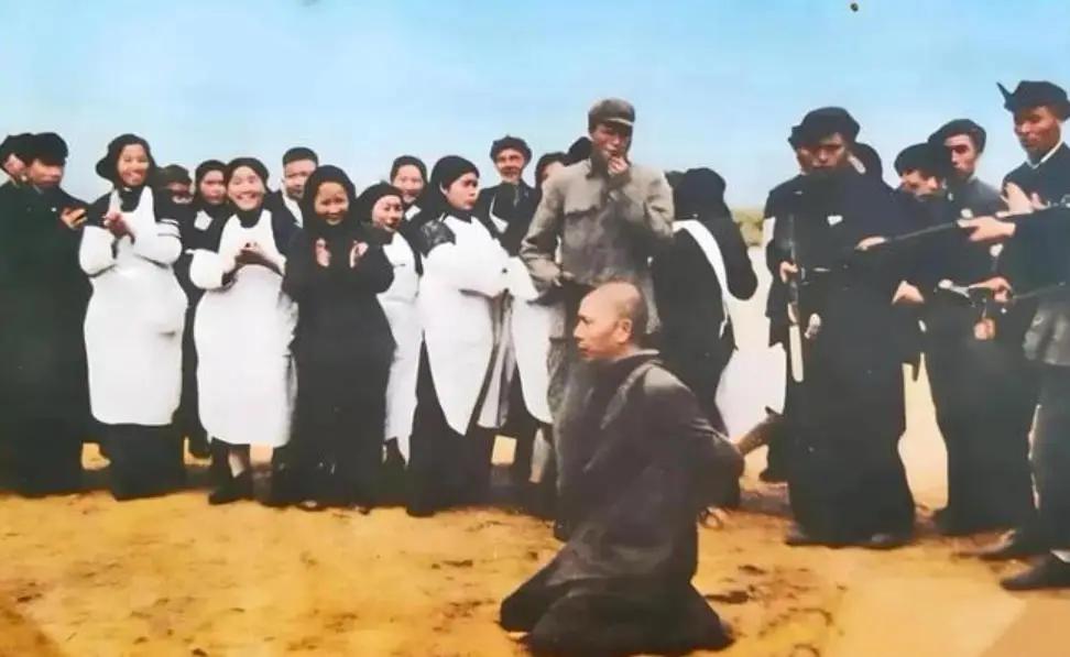 1951年春重庆城郊刑场，曾潜伏在重庆毛纺厂的军统特务徐君模被枪决，这一场景被拍