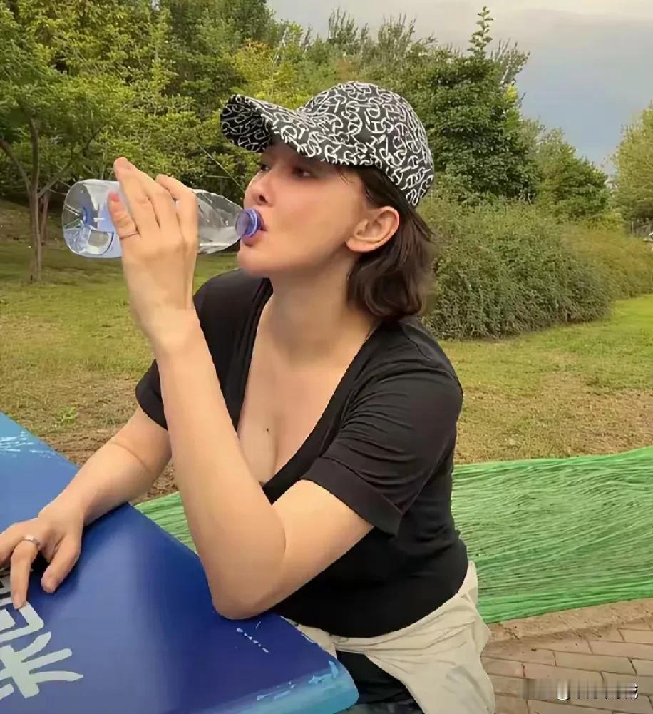 53岁牛莉晨练照惊艳出圈！富豪老公宠爱有加，婚姻甜蜜似初恋近日，牛莉一组晨练