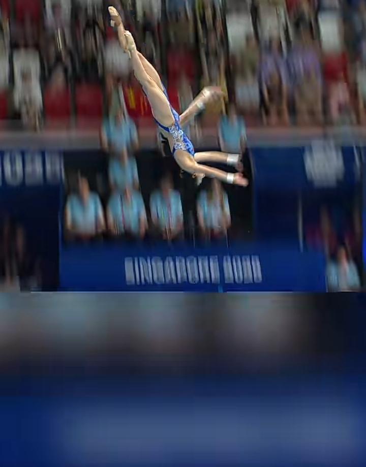 陈芋汐第三跳压力给到所有人，综合实力强劲，跳水状态可以说是柔韧轻盈，就像电影片段