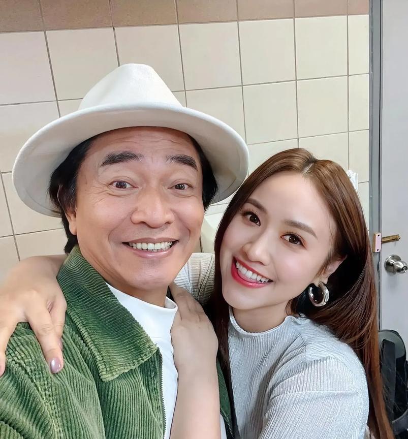 小艾斯现在后悔的后牙槽都咬烂了，原以为找吴珊儒代班，不出名好拿捏！最重要是万