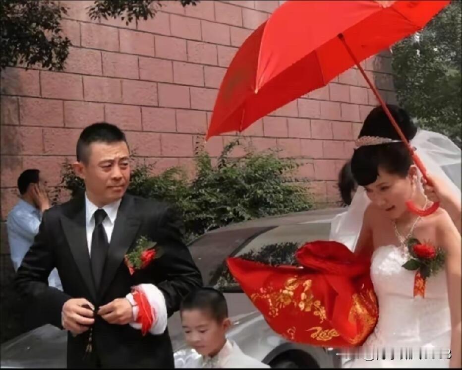 这是10多年前侯勇和第二任妻子潘雨辰结婚时的情景，新娘穿着抹胸款的白色婚纱，手捧