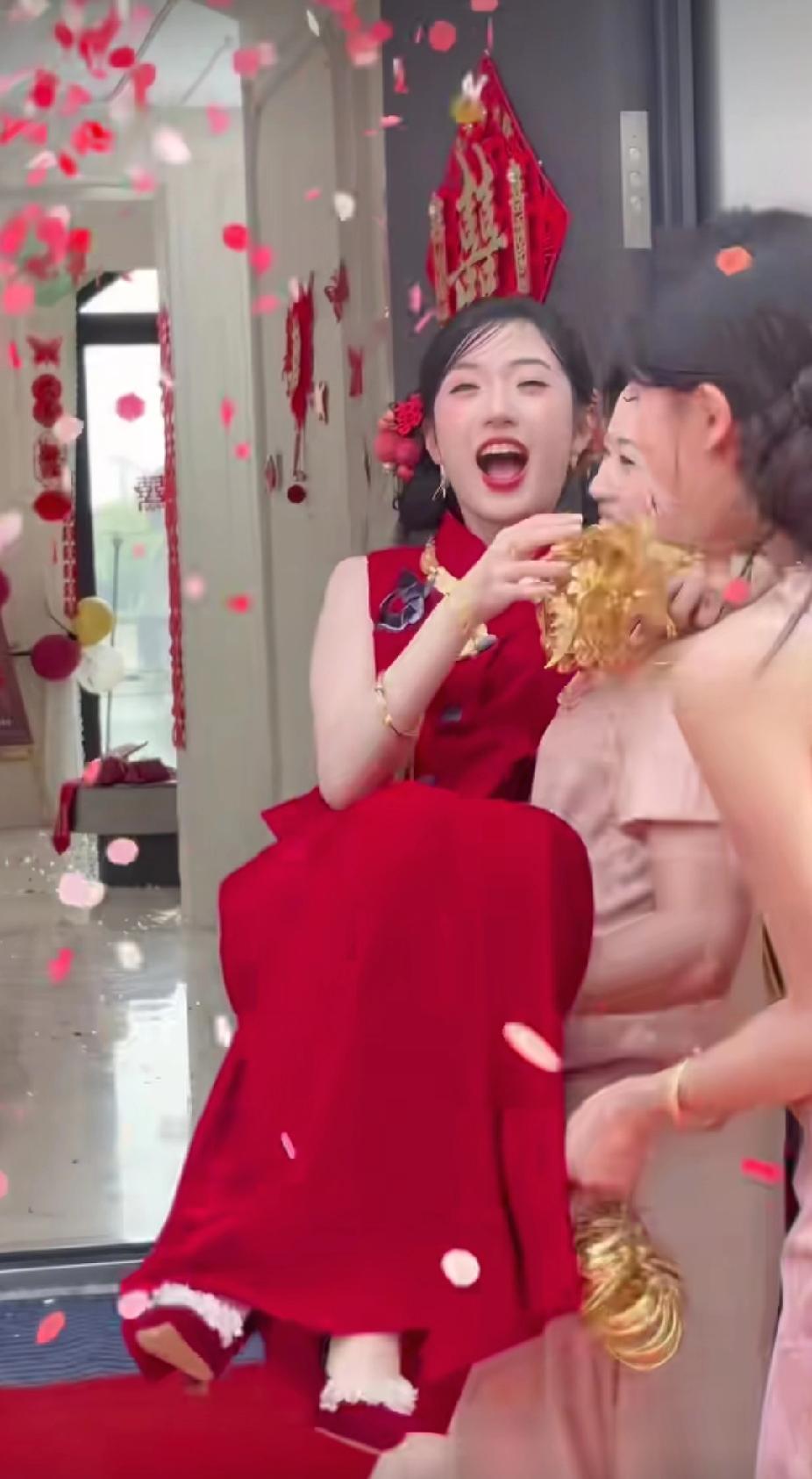 新娘来到婚礼现场，惊讶地看到婆婆等在门口，婆婆的一个举动，更是让新娘瞬间破防落泪
