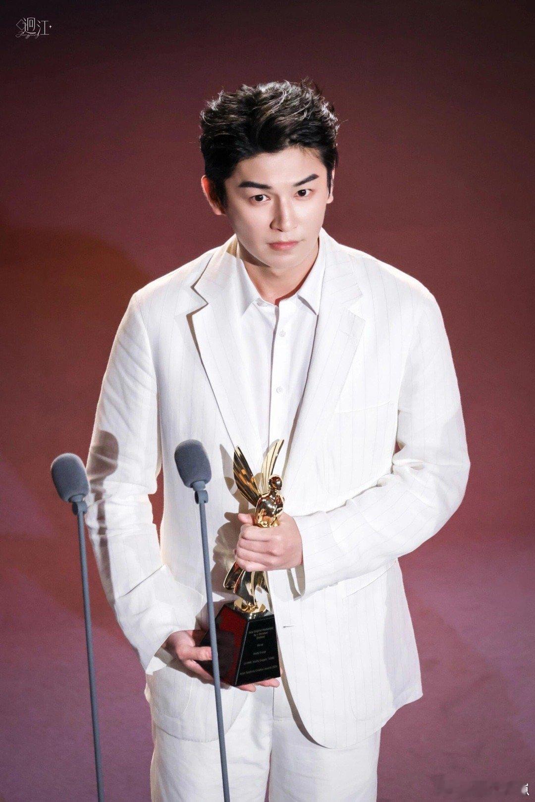 杨旭文领奖国外领完国内领36天拿下四个奖，含金量满满，AACA最佳剧集、文荣奖