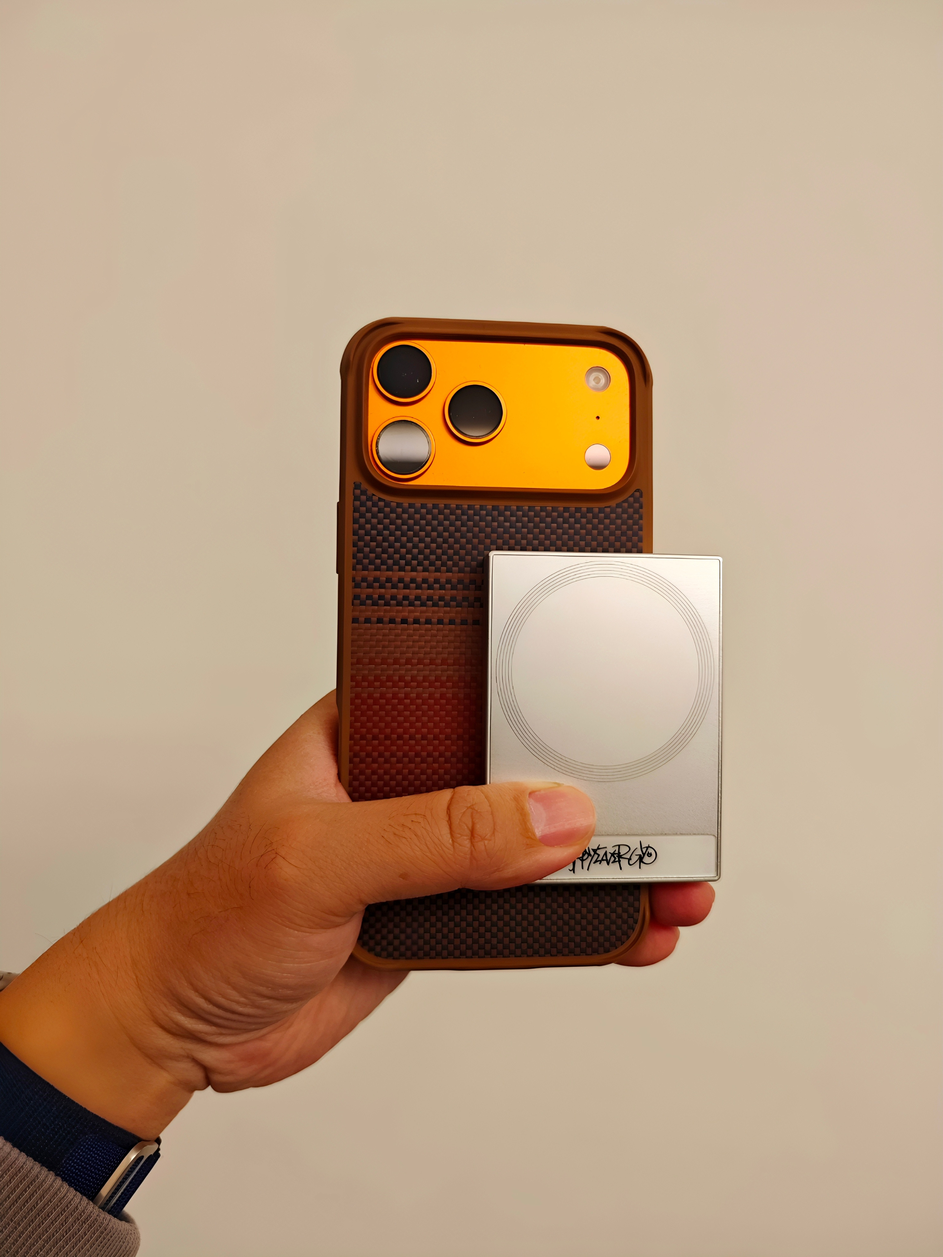 很薄、很小巧，而且是我喜欢的只磁吸，用线充的方式，还有App能控制放电功率，遗失