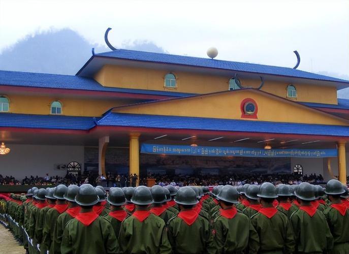 佤邦这个地方就60万人，却养着几万人的队伍，它既不靠海、也不沿边。但有一条特殊