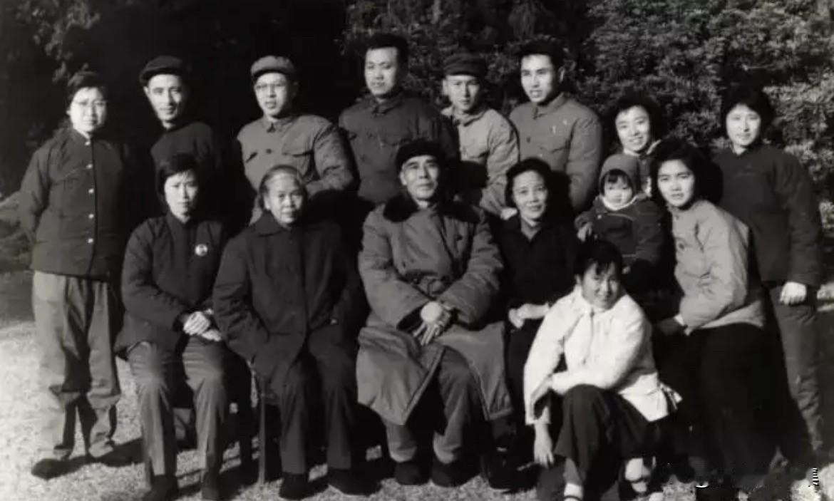 1970年春节，贺子珍一家在上海湖南路招待所。​后排左起：​李敏、贺雄（即霍小青