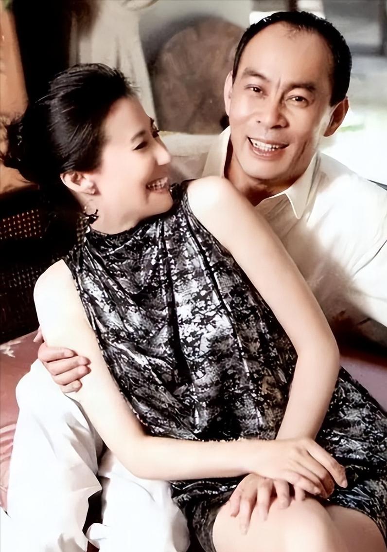 1989年，张光北与陈炜为筹备婚礼前往西单商场选购项链，恰巧店铺老板是二人的同学