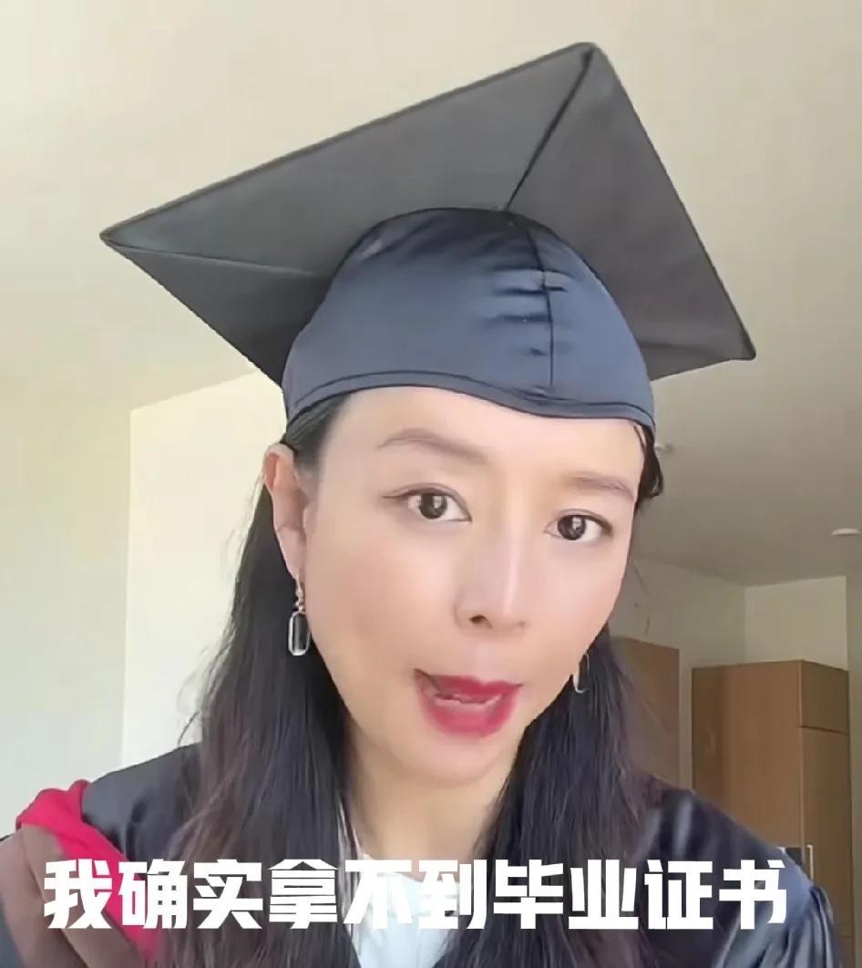 8月13日，张静初穿着学士服对外官宣：“我在AFi马上就要毕业了，不对是结业，我
