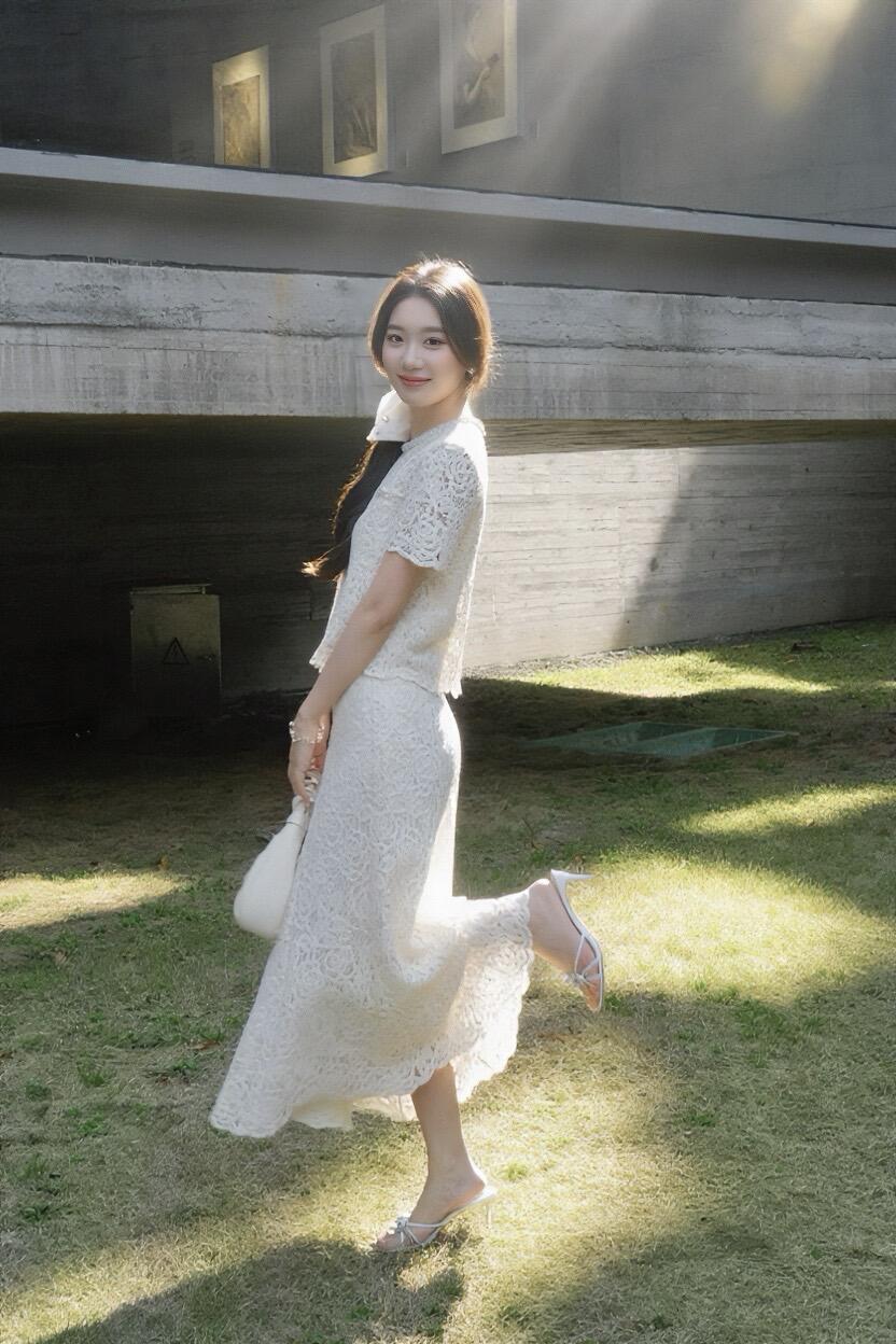 阳光下的优雅白裙