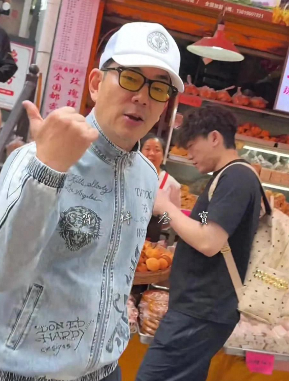 任贤齐现身云南:低调逛农贸市场吃小锅米线