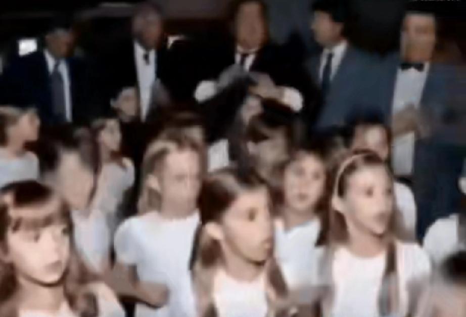 那些孩子比爱泼斯坦以及来萝莉岛的政客们年龄小多了。爱泼斯坦没了，但来萝莉岛的政