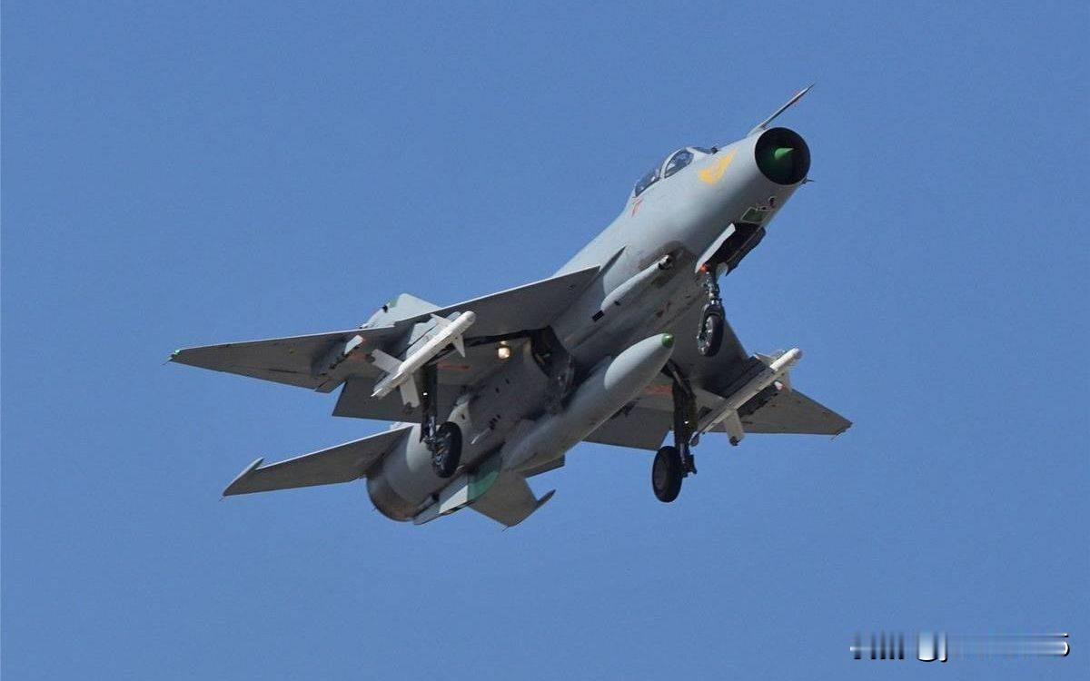 随着歼-35A的大规模入役，歼-7系列战机已经基本退出了一线战斗部队，离全部退役