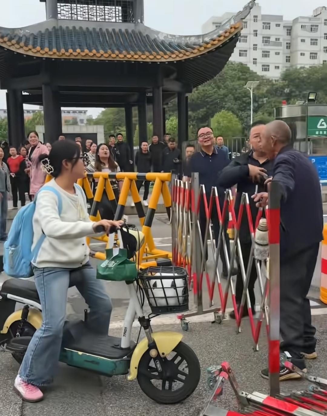 湖南科技大学垄断餐食，不允许外卖进入校园。外卖员送一个外卖放在校门口，保安就