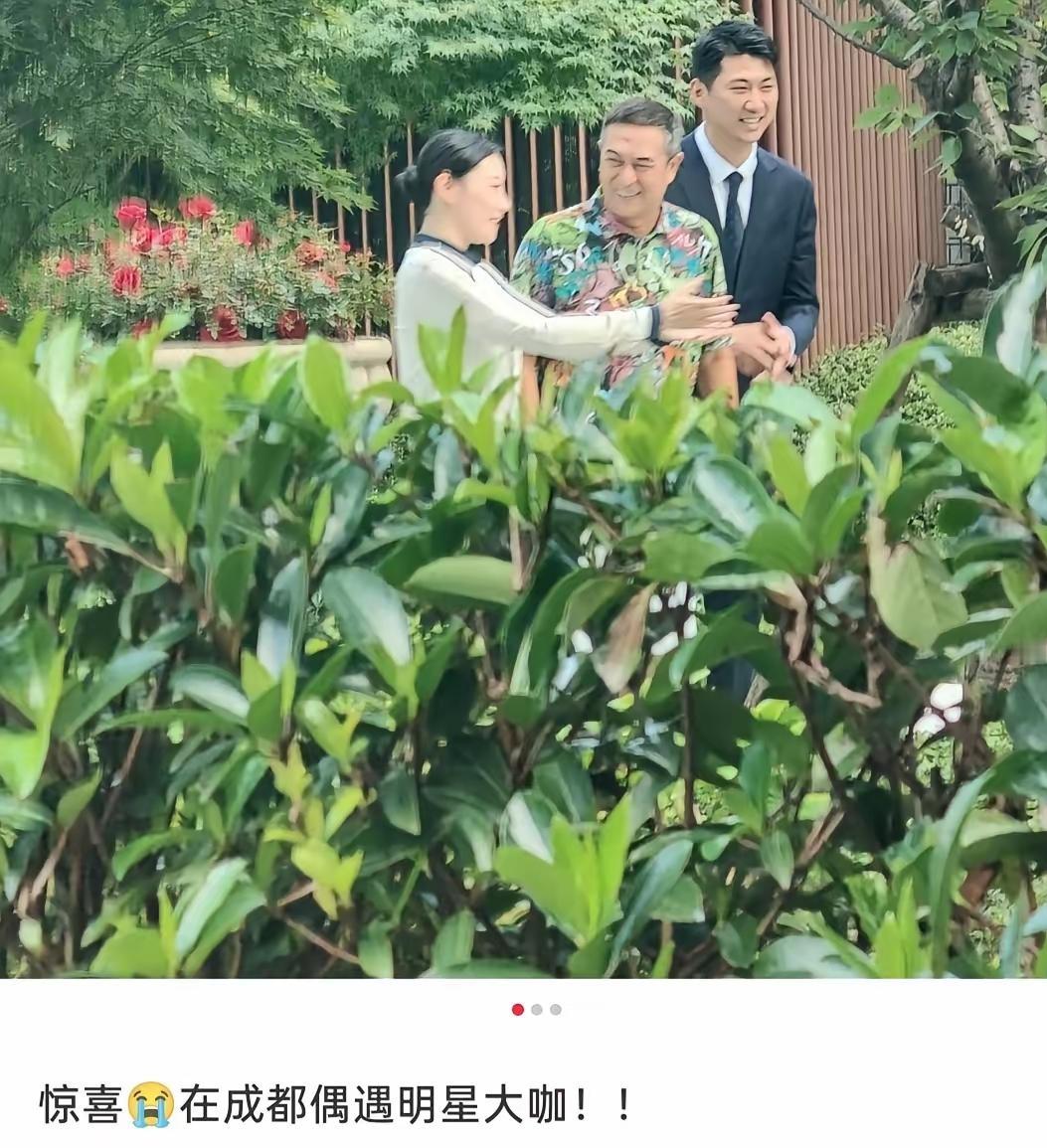 8月21日，久张嘉译登上热搜成为焦点！有网友在四川成都偶遇张嘉译买房，镜头下的