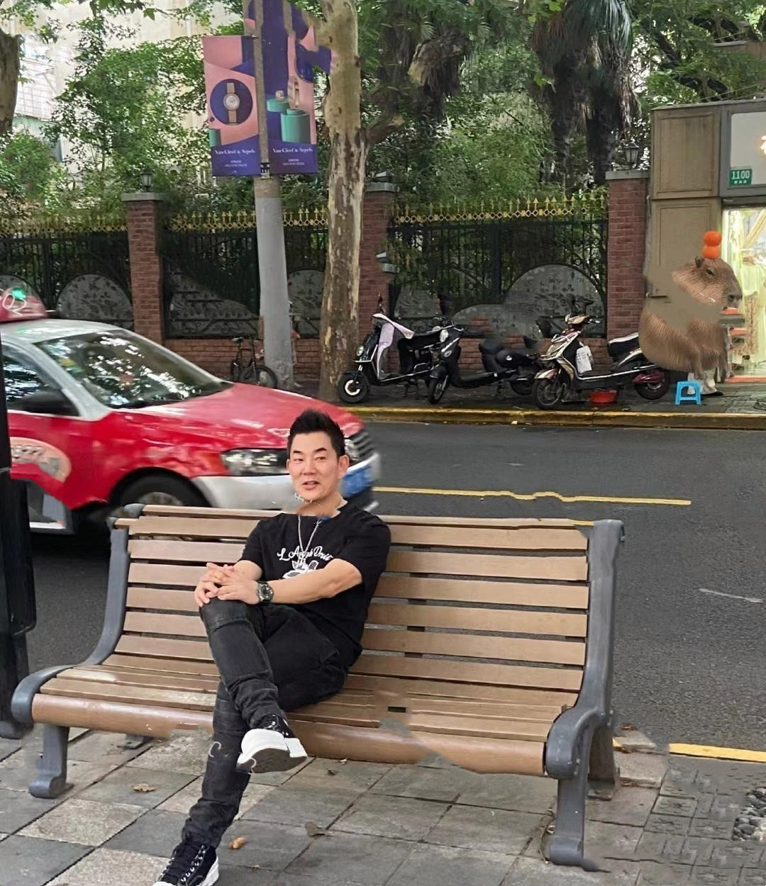 上海愚园路上偶遇任贤齐，本人跟电视上长得一模一样，比想象中的要高，打扮的很潮很年