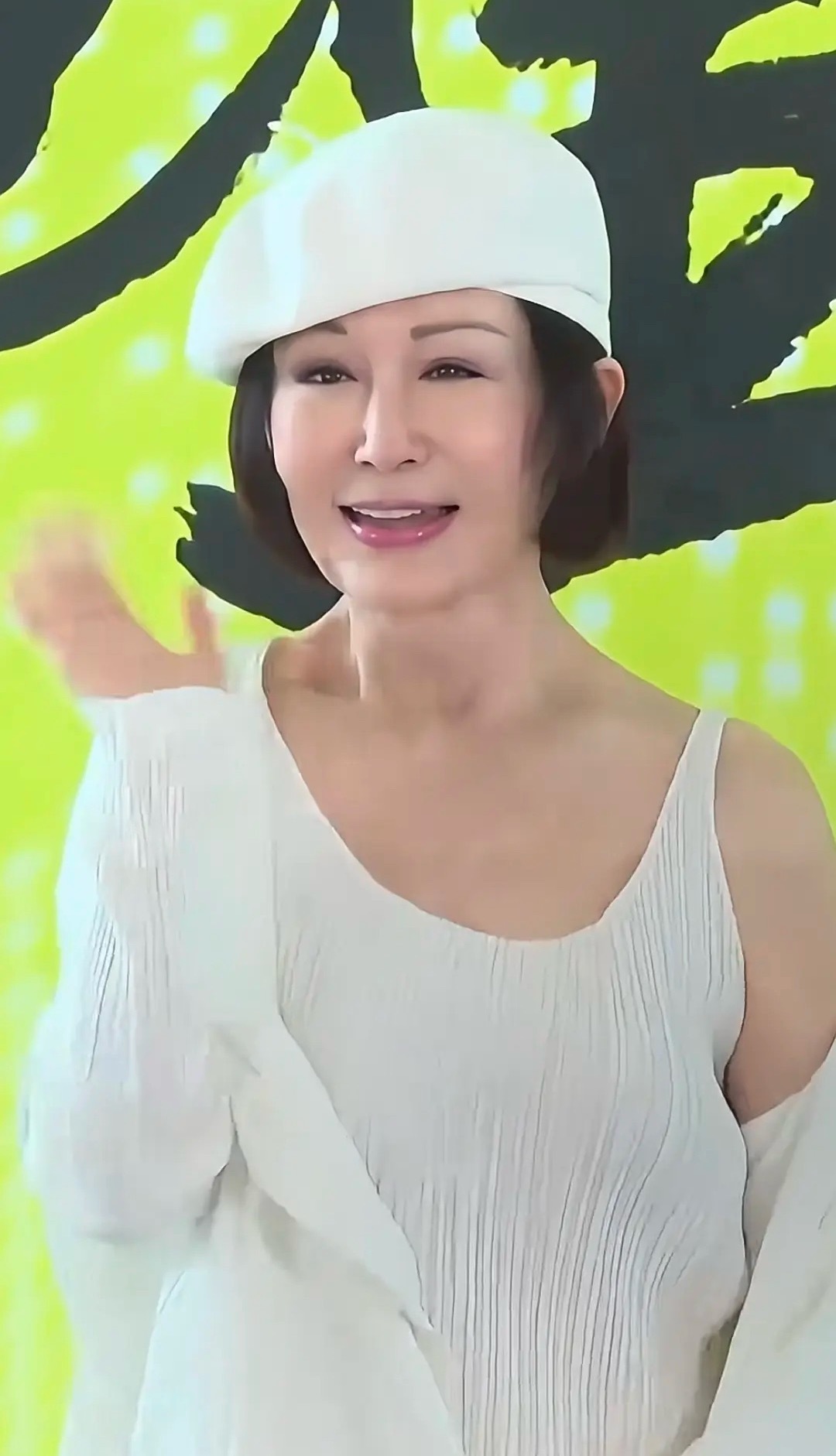 有钱真好，老了也能体体面面，状态不错，80岁的潘迎紫，她精神状态真的不错，身材管