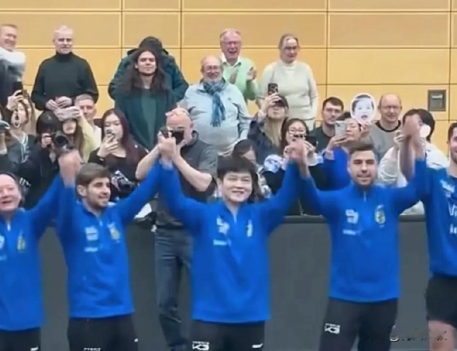 德甲这观众距离太近了，球迷可以在2米外，近距离的看樊振东了！樊振东和队友获胜